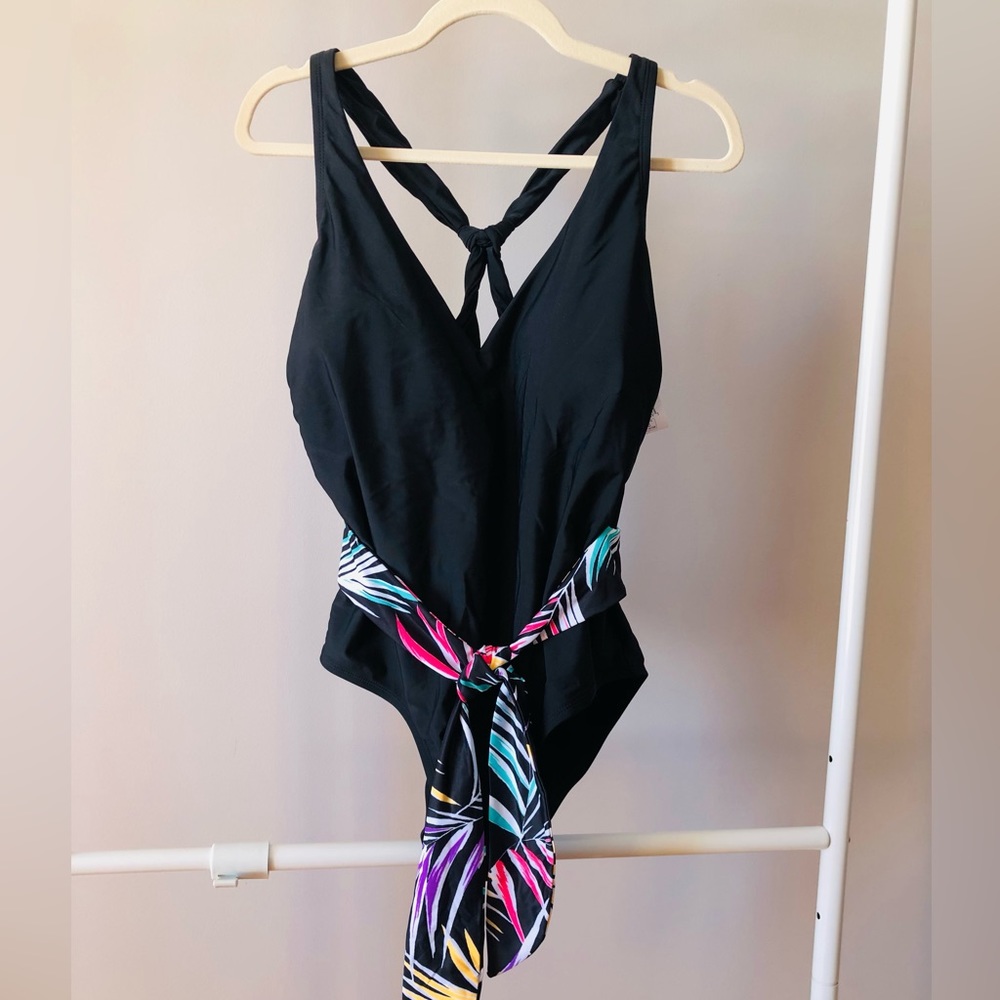 NWT women’s swimsuit with belt. Never worn. 18W